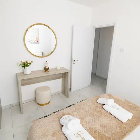 Lazuli Seaview 2bdr شقة لارنكا